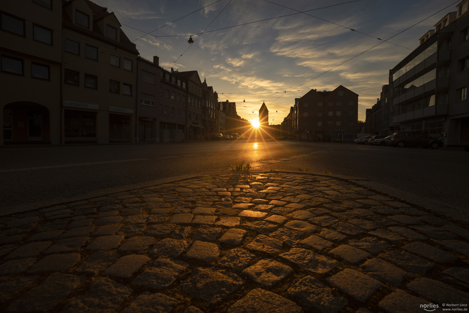 Pflaster im Gegenlicht