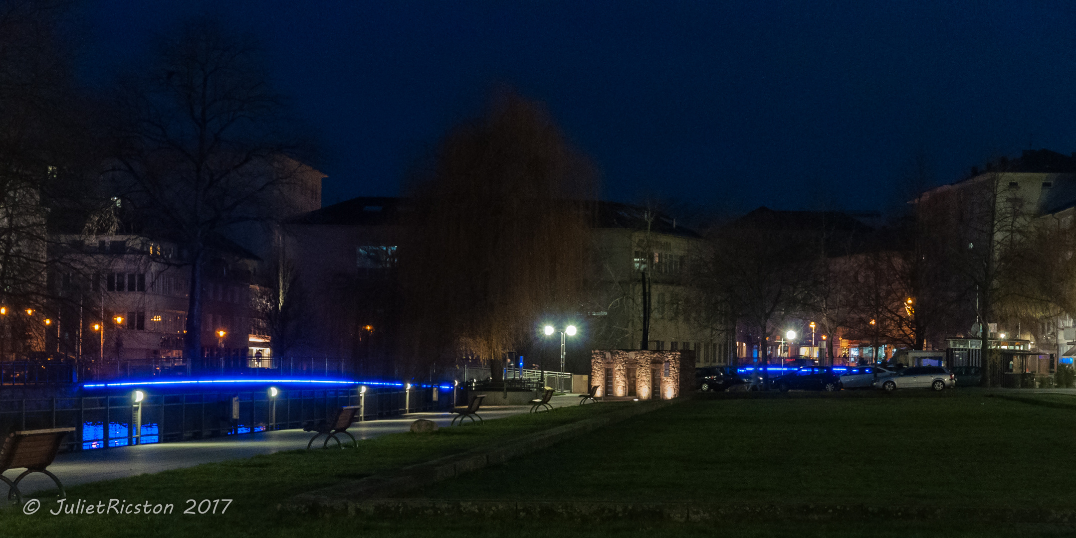 Pforzheimer Brücken erstrahlen in Blau