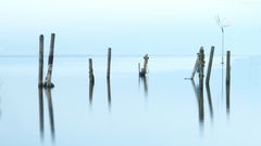 Pfosten mit Spiegelung im Meer