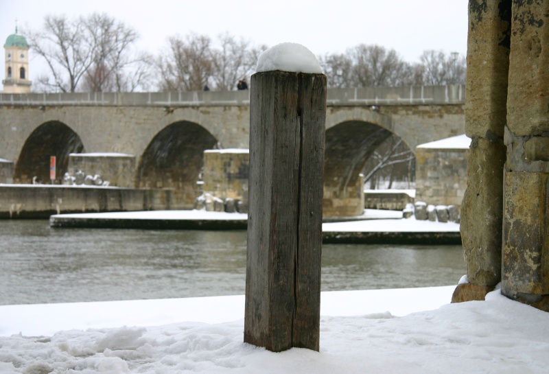 Pfosten mit Steinernerbrücke Regensburg - (Tiefenschärfeübung)