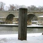 Pfosten mit Steinernerbrücke Regensburg - (Tiefenschärfeübung)