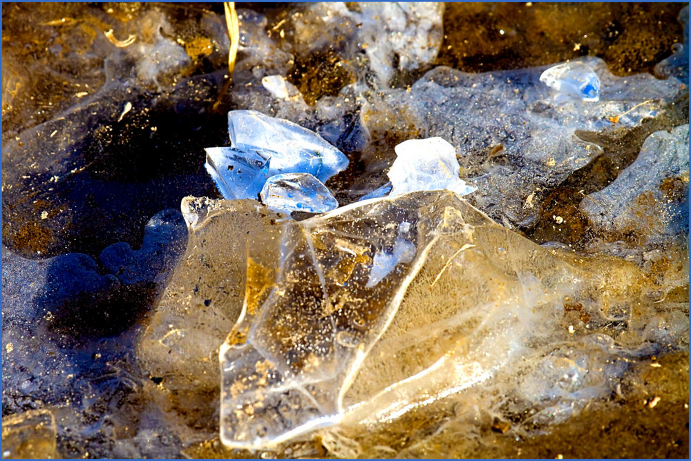 Pfütze im Winterfrost