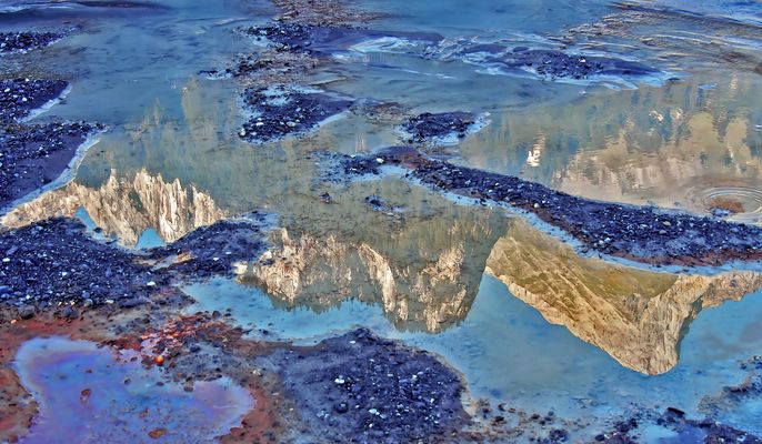Pfützen am Boden eines fast ausgetrockneten Sees. - Les reflets des hautes montagnes dans l'eau...