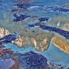 Pfützen am Boden eines fast ausgetrockneten Sees. - Les reflets des hautes montagnes dans l'eau...