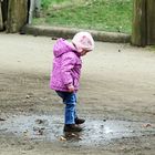 Pfützen ziehen Kinder magisch an