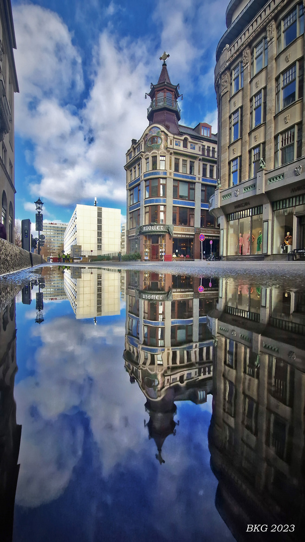 Pfützenspiegelbild in der Innenstadt 