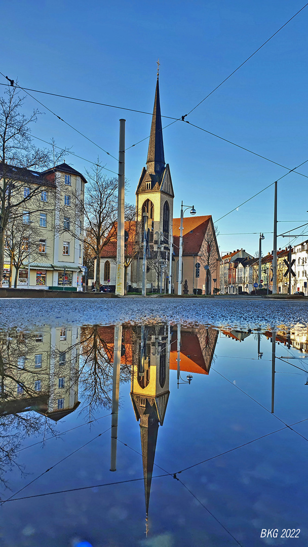 Pfützenspiegelbild St. Trinitatis Gera 