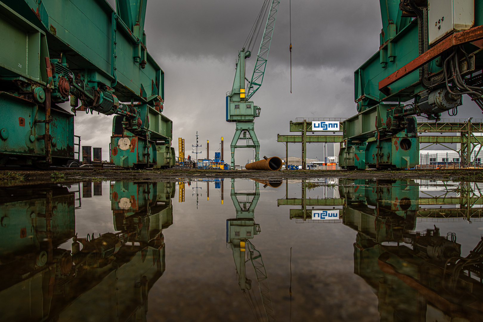 Pfützenspiegelung - Fischereihafen Bremerhaven