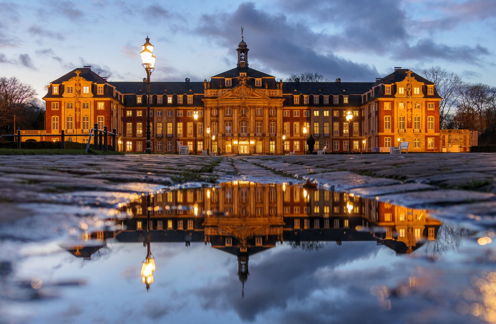 Pfützenspiegelung vom Schloss in Münster 