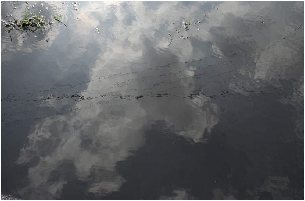 Pfützenwolken mit Stromleitung