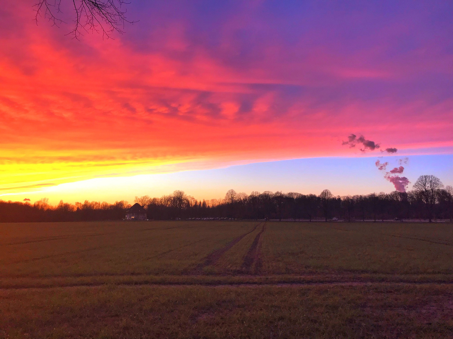 Phänomenales Farbenspiel am Abendhimmel 