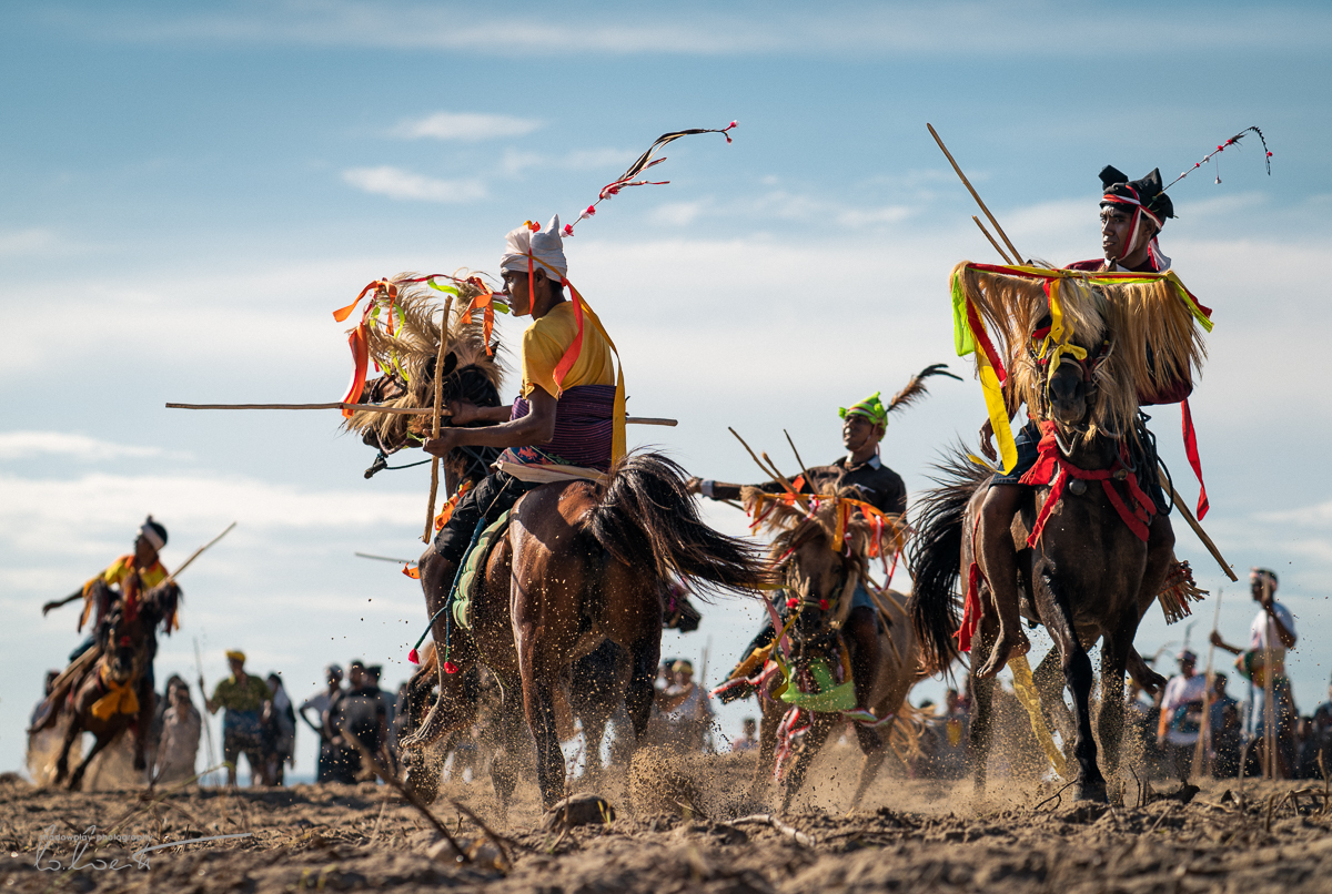  Phalanx ~ Pasola di Pantai, Sumba Barat 