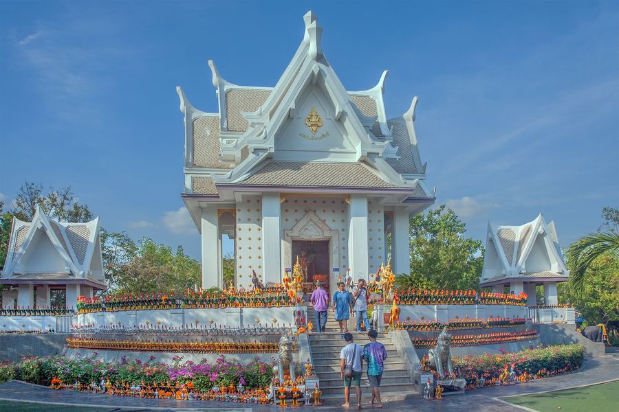 Phanthai Norasing Shrine Samut Sakhon