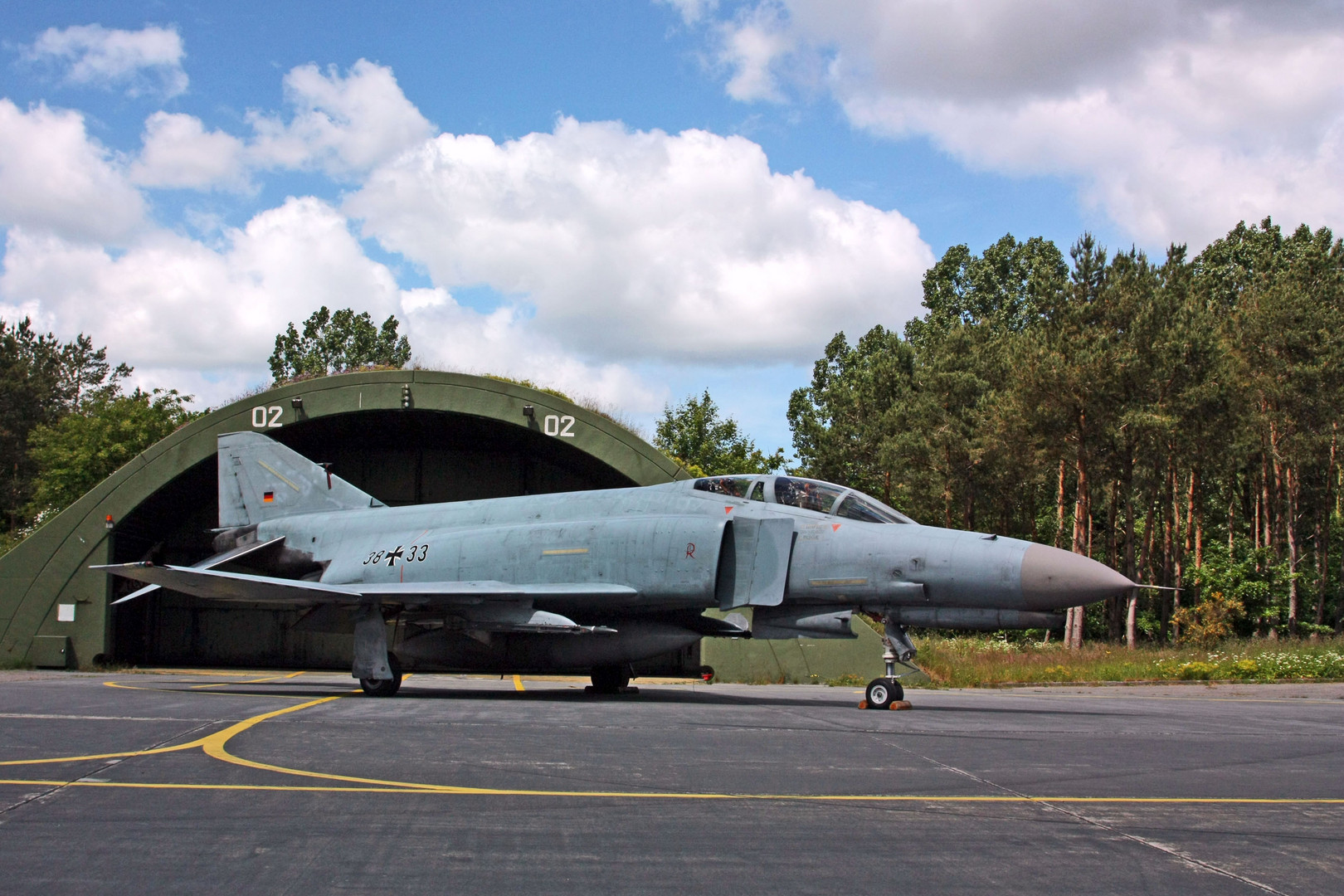 Phantom - F4 des JG 71 “Richthofen“ vor ihrer “natürlichen Behausung“.