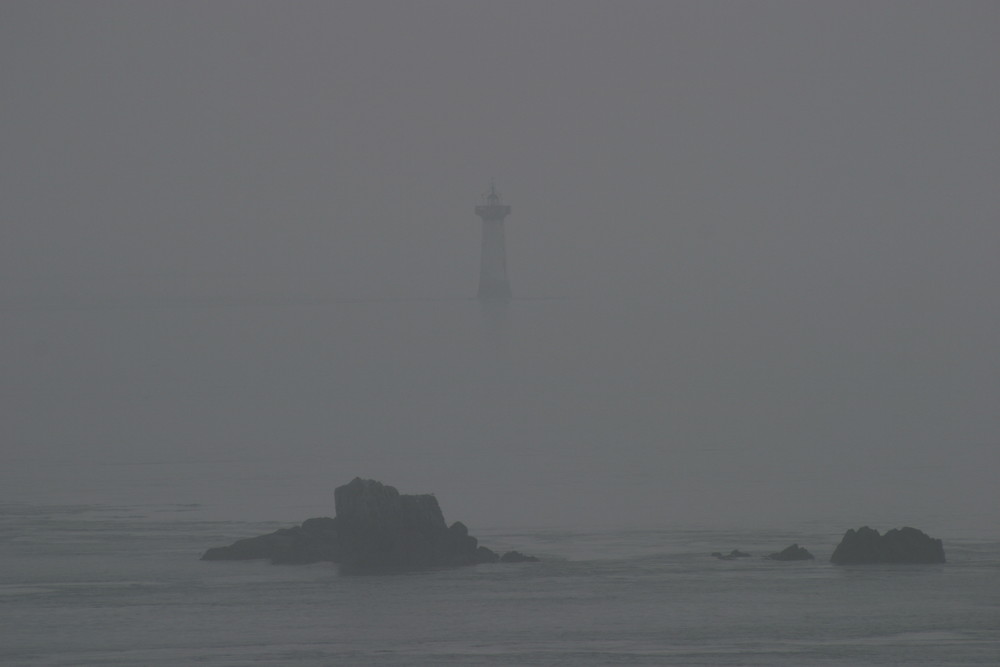 PHARE DANS LA BRUME