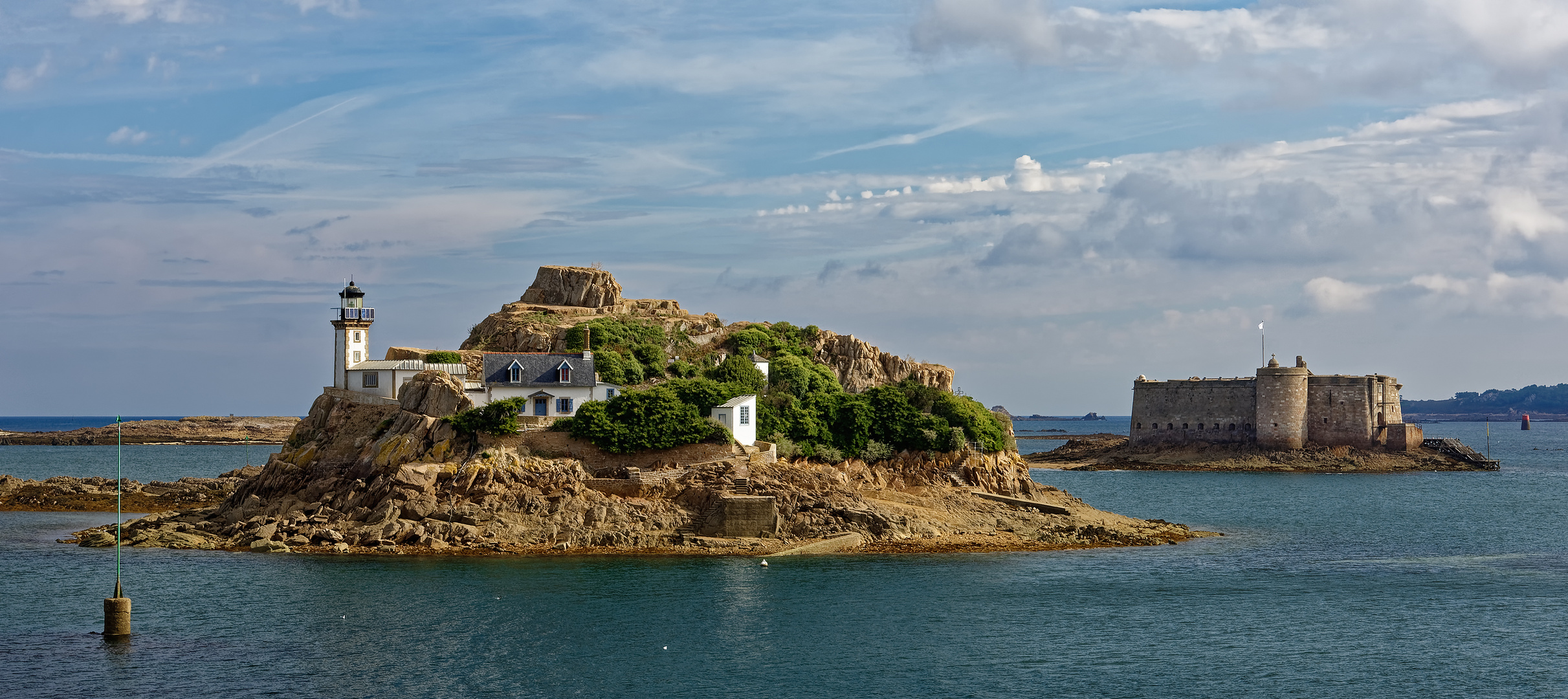 Phare de l'ile Louet et le chateau du Taureau à Carantec