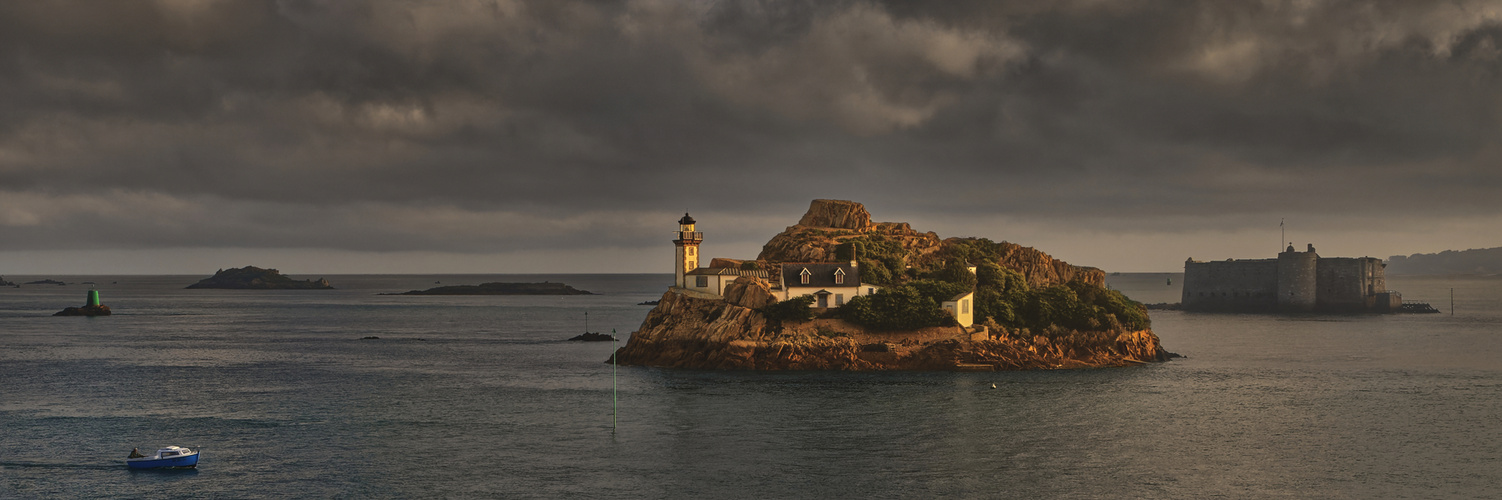 Phare de l'Ile Louet und Château du Taureau