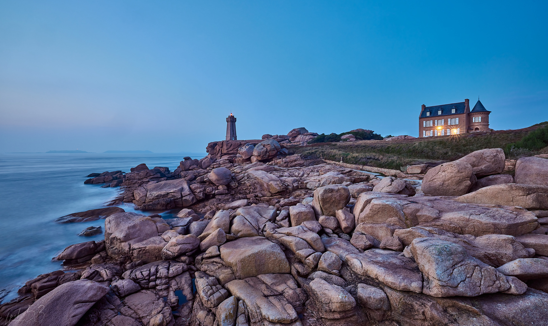 Phare de Mean Ruz en rose et bleu 