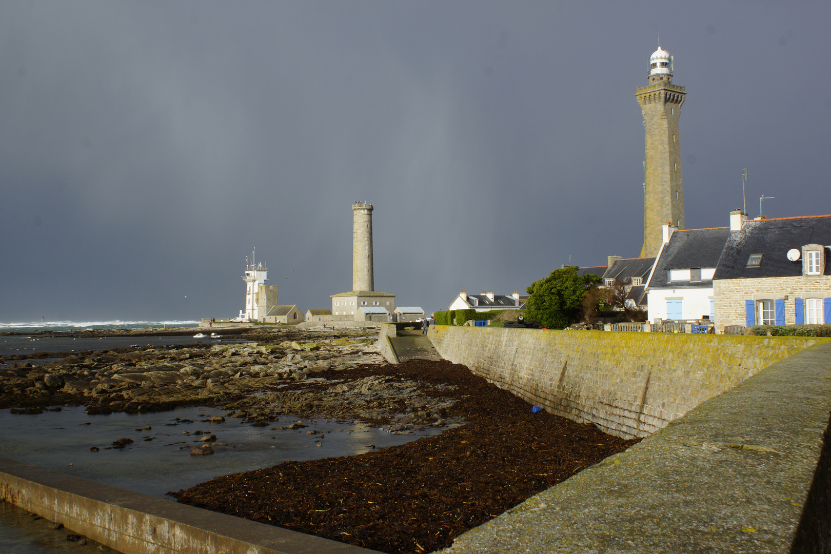 Phare d'eckmühl sur un fond gris  