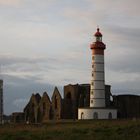 Phare Saint-Mathieu devant les ruines de l'abbaye