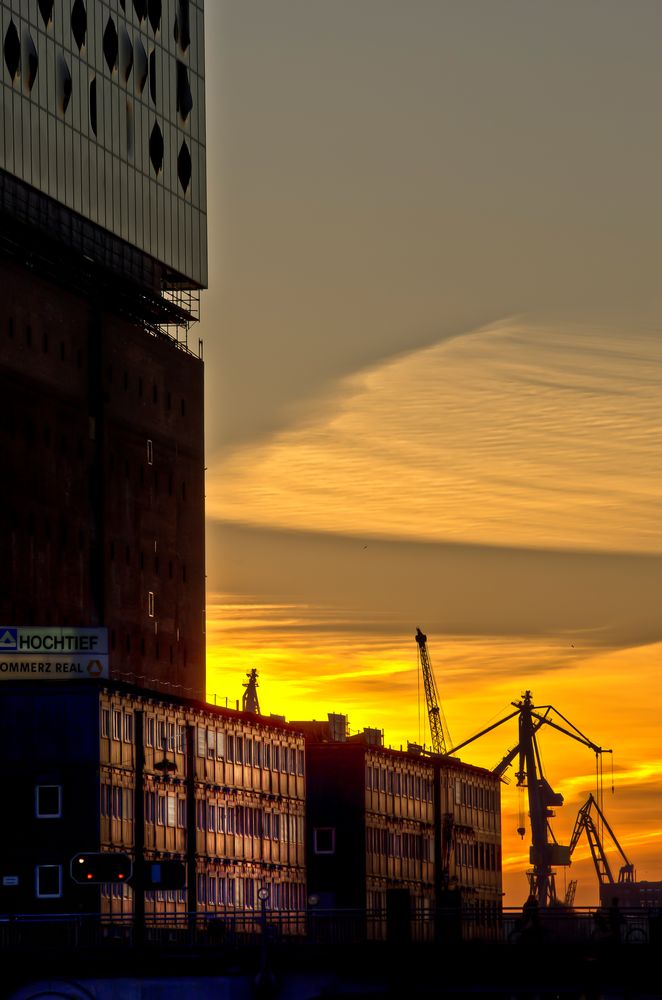 Philharmonie Hamburg mit Hafen im Hintergrund.....