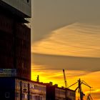 Philharmonie Hamburg mit Hafen im Hintergrund.....