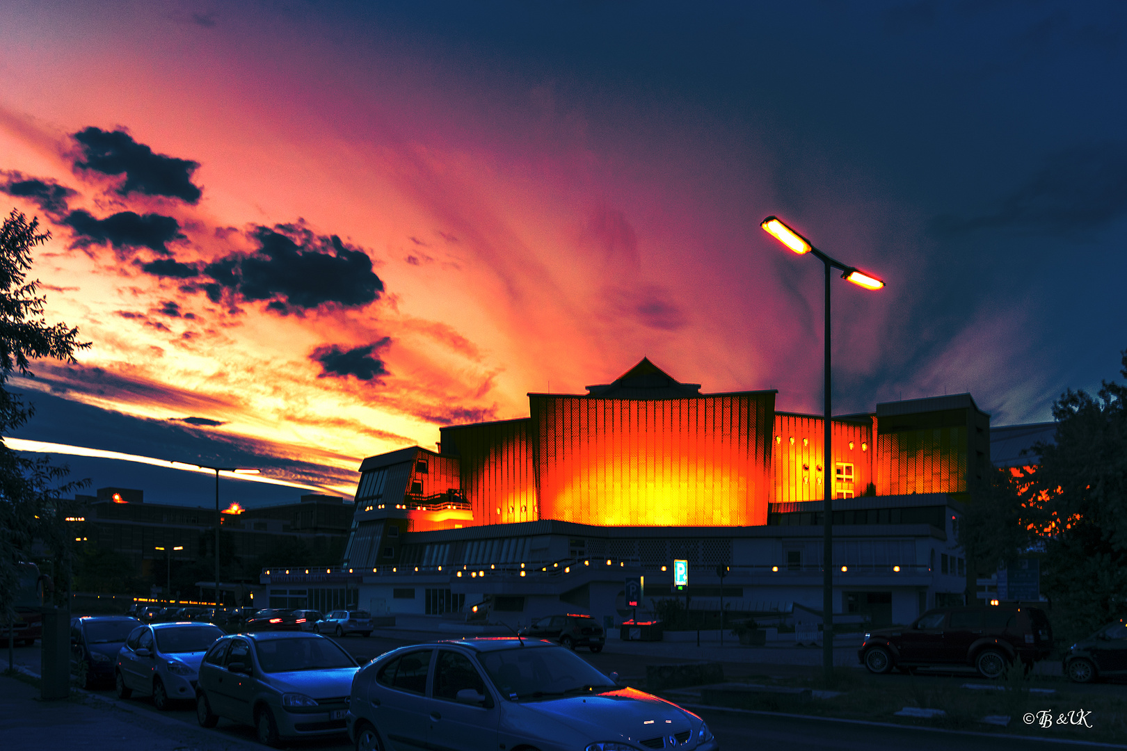 Philharmonie in der Dämmerung