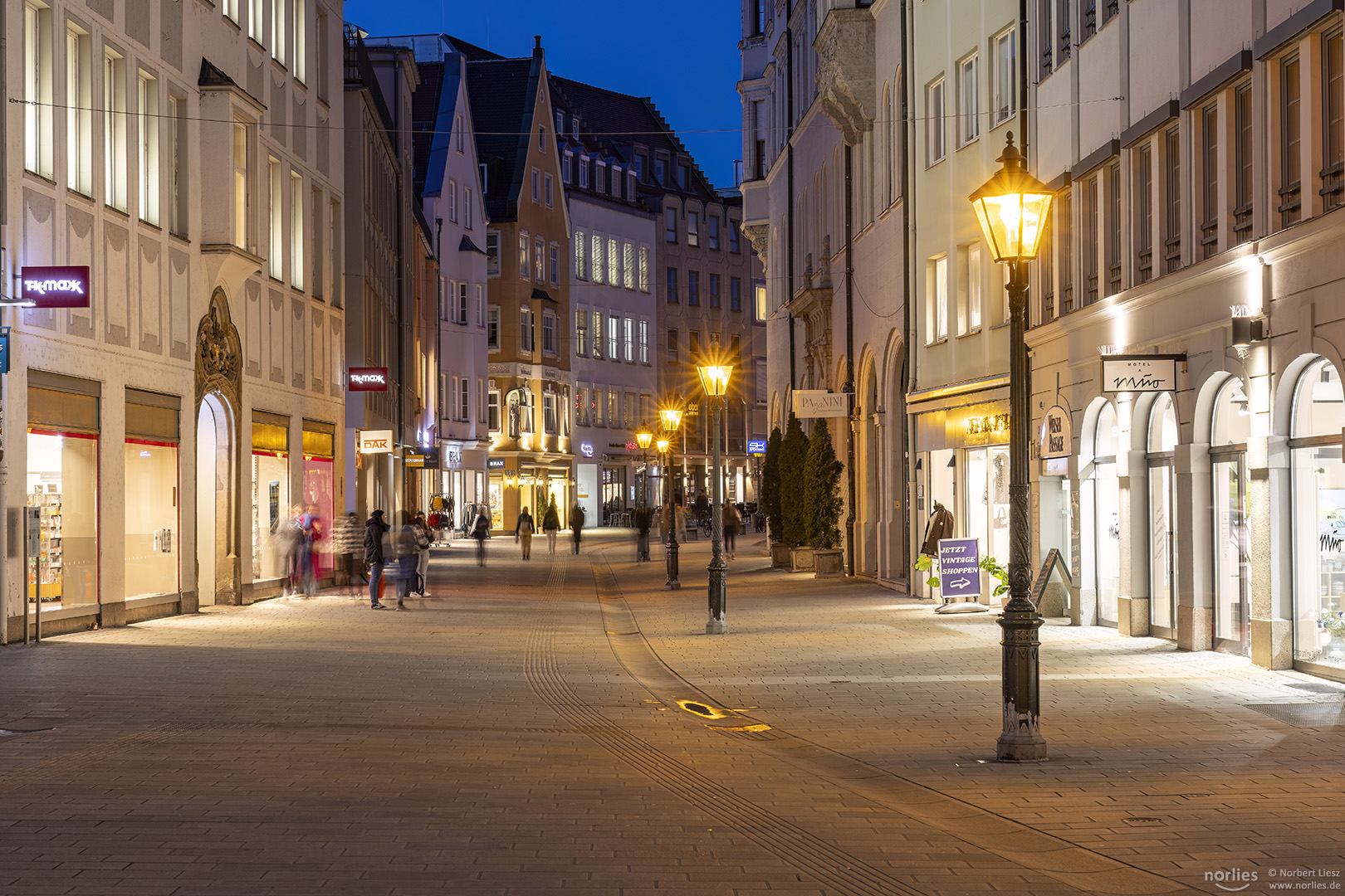 Philippine-Welser-Straße am Abend