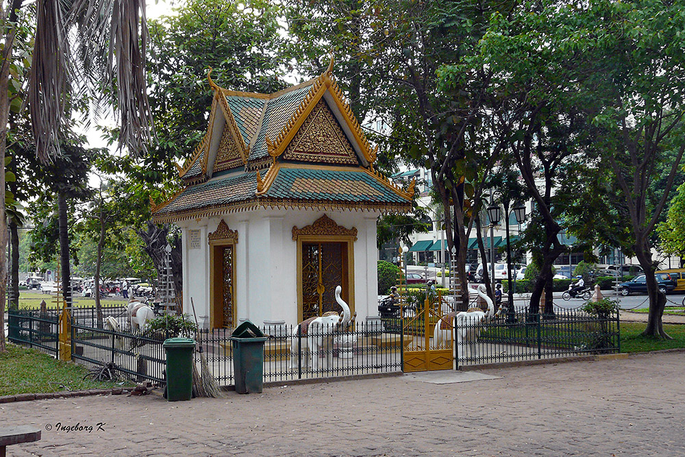 Phnom Penh - kleiner Tempel am Straßenrand