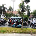 Phnom Penh - Straßenverkehr zur Mittagszeit vor der Universität