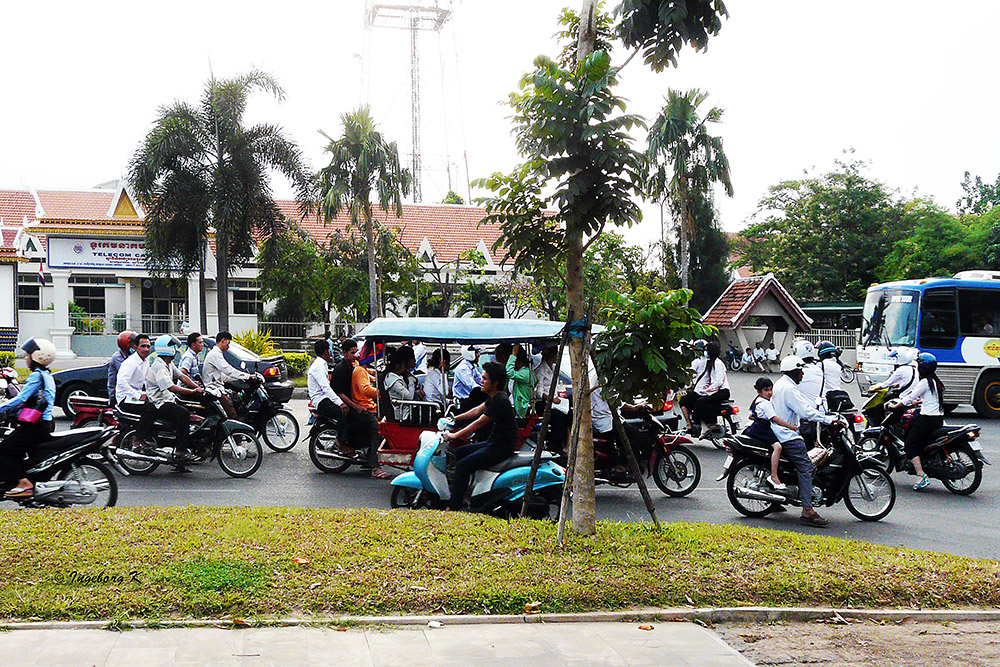 Phnom Penh - Straßenverkehr zur Mittagszeit vor der Universität