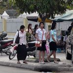 Phnom Penh - Studentinnen vor der Universität