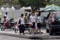 Phnom Penh - Studentinnen vor der Universität