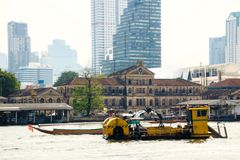 P_Hochhaus schwebt BKK c75d-1291-colbea