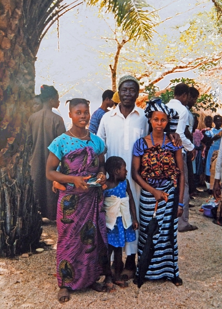 Photo de famille dans un village guinéen