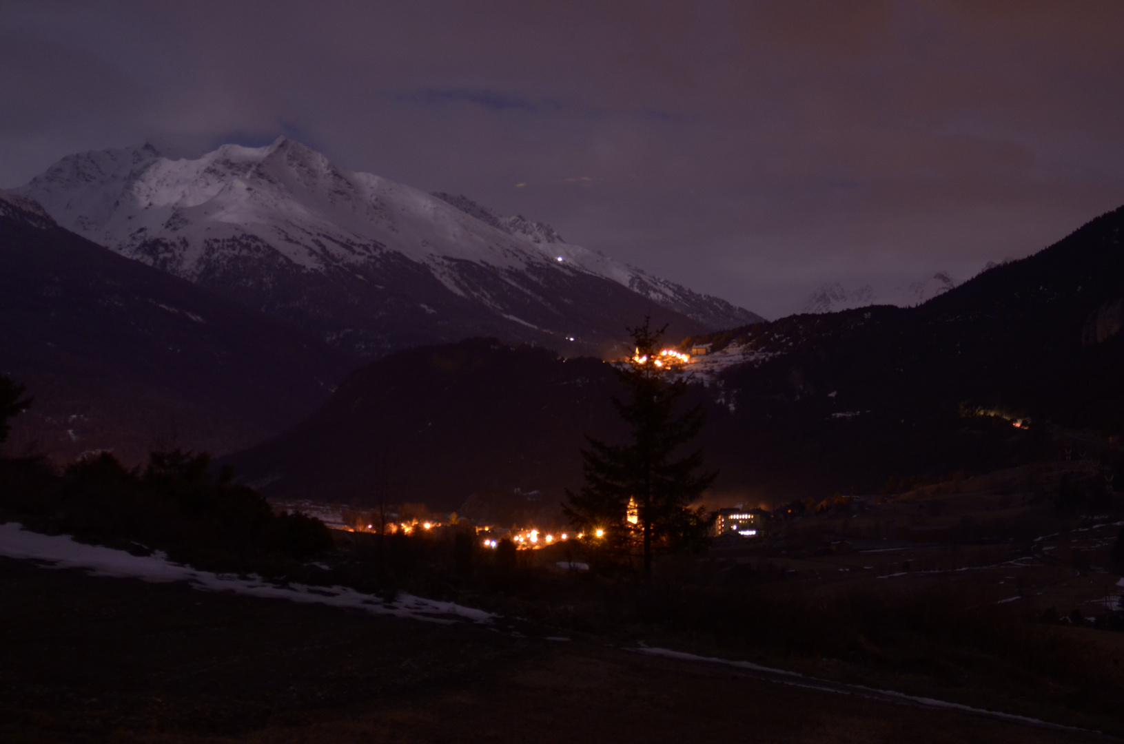 photo d'un village de nuit en montagne a cote de termignion (savoie)