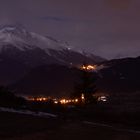 photo d'un village de nuit en montagne a cote de termignion (savoie)