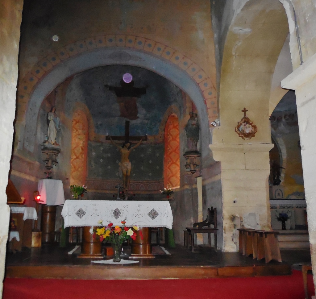 Photo insolite, prise dans une église romane de Saint-Martin - Le Theil - Auvergne