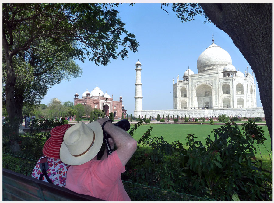 Photo- Scene infront of the Taj  Mahal in India