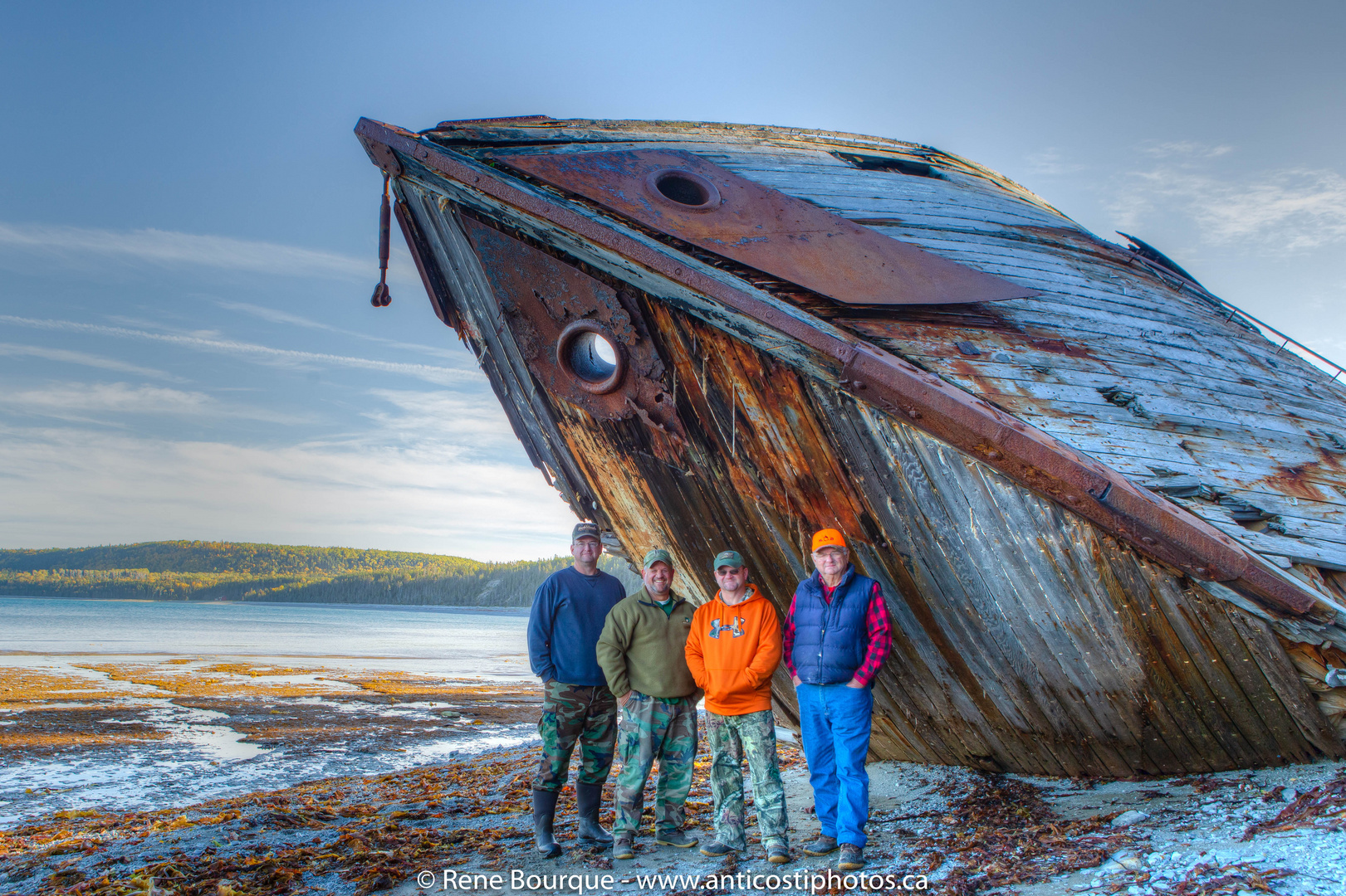 Photo souvenir à l'épave du Wilcox, rive nord d'Anticosti