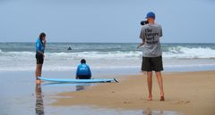 Photographe en action au bord de mer