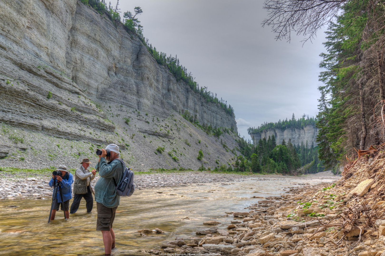 photographes en plein action dans le canyon Vauréal, Anticosti