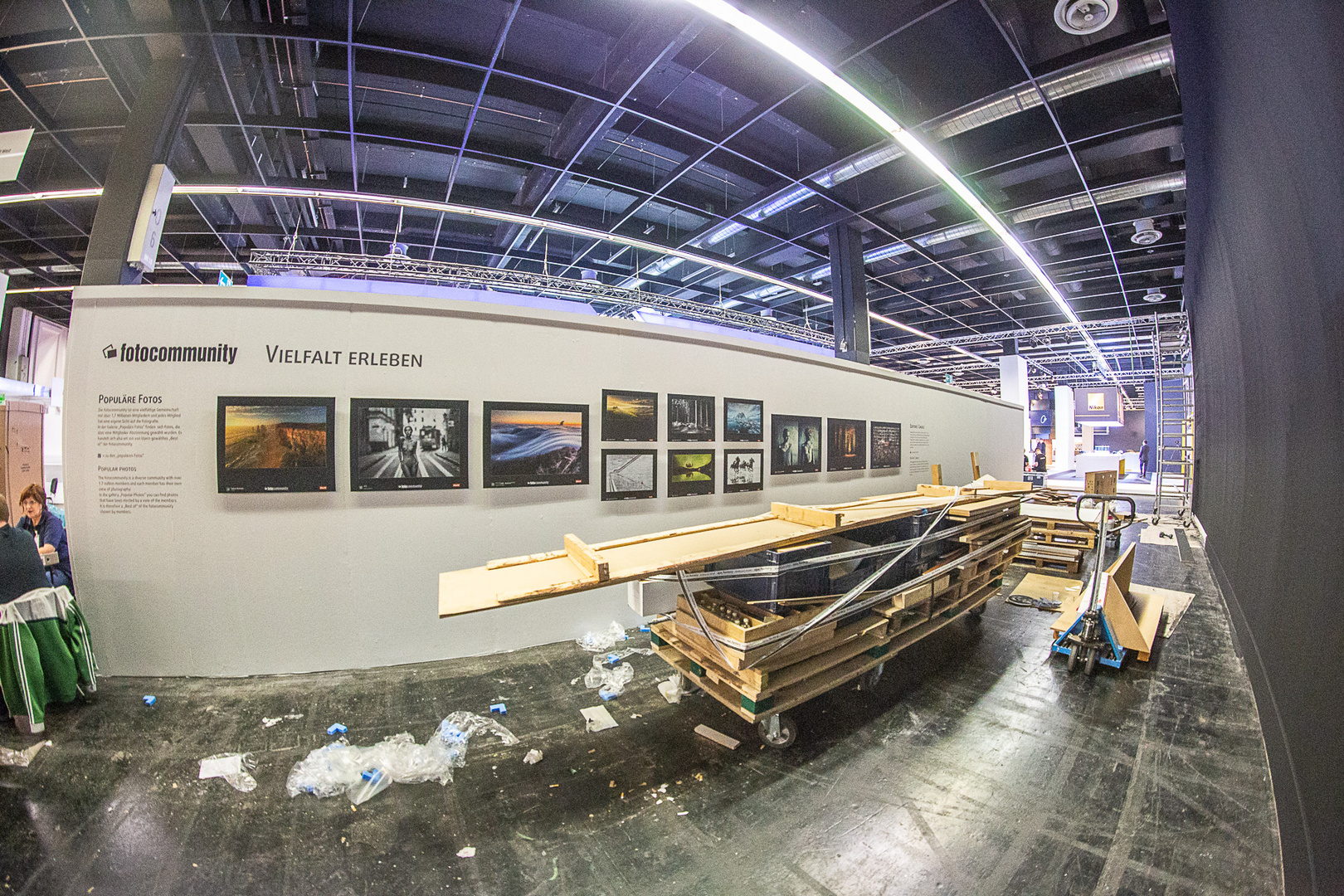 photokina 2018 - Aufbau der fotocommunity Ausstellung in Halle 2.2