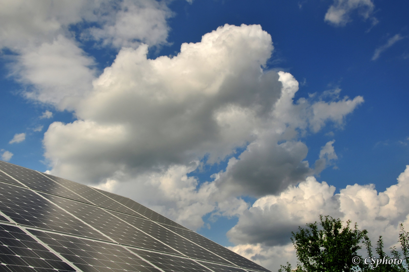 Photovoltaik-Anlage im Schatten der Wolken