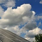 Photovoltaik-Anlage im Schatten der Wolken