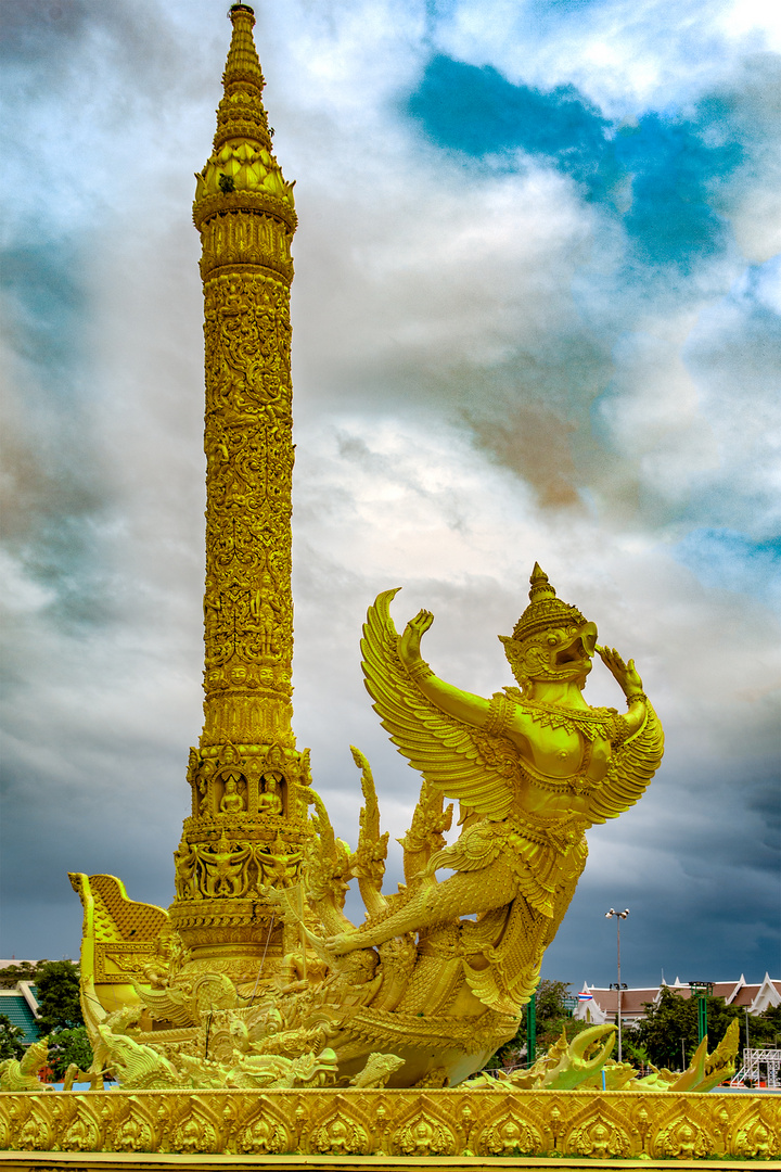 Phra Pathum Worrarat Suriyawong Monument