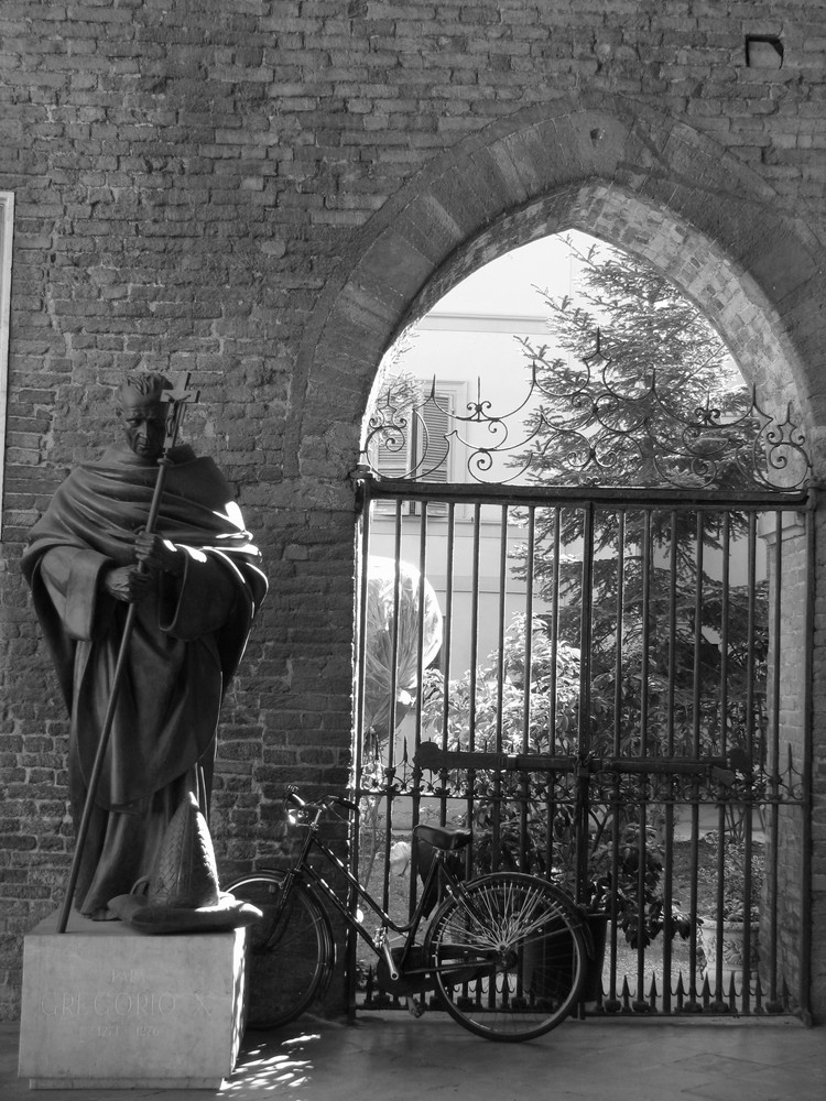 piacenza: statua e bicicletta