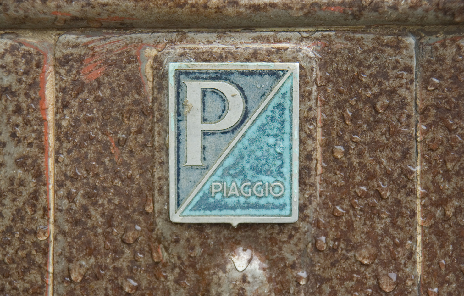 Piaggio - Emblem, in die Jahre gekommen.....