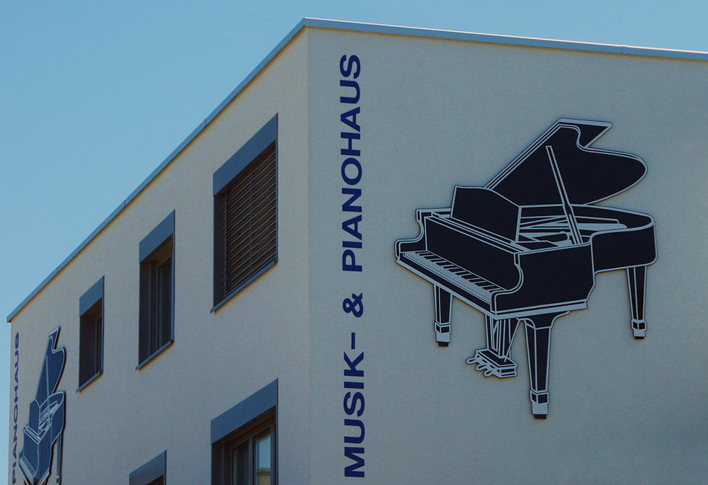 ..Piano an der Hauswand..