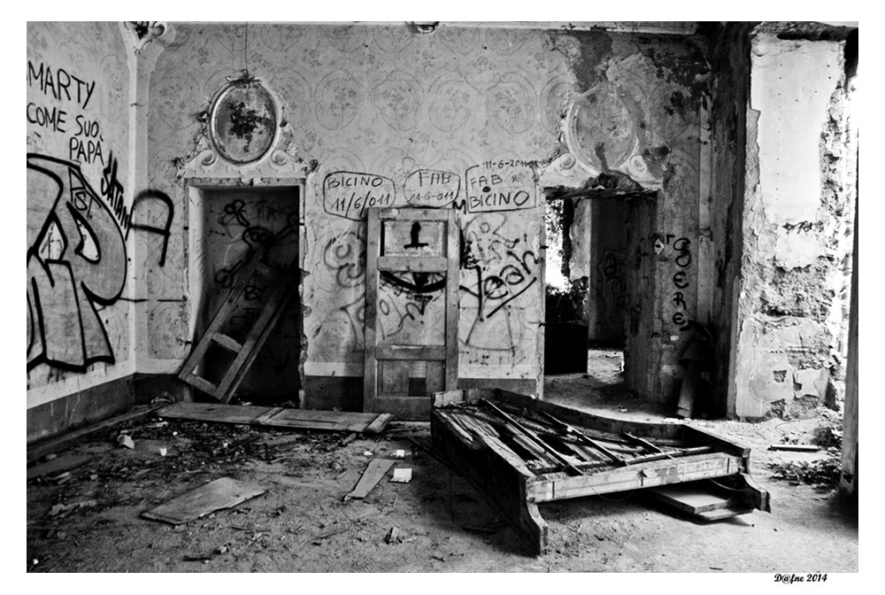 ... Piano ... (Inside the Hounted House)